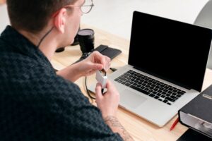  how to check AirPod battery 